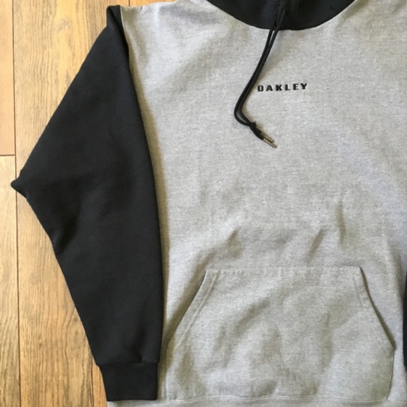 Oakley raglan hoodie size L *Minor Flaw - Picture 2 of 10